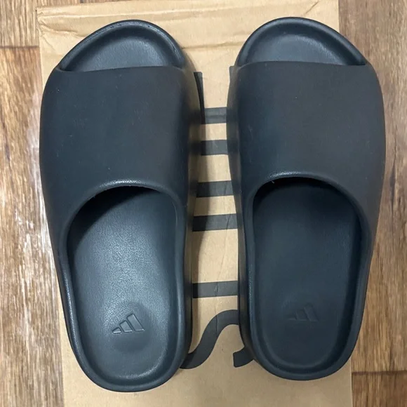 Adidas Yeezy Slide in Black - Picture 5 of 6